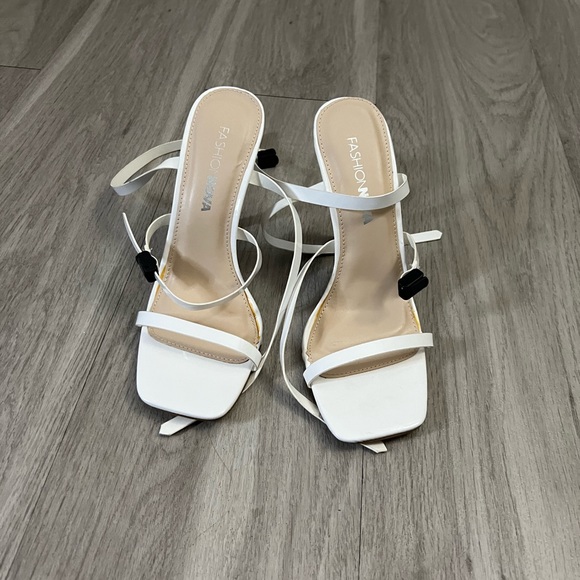 White high heels - Picture 3 of 8